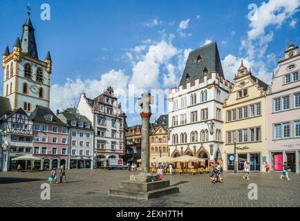 Hauptmarkt la place du marché principal de l'ancienne ville de Trèves, avec croix de marché sur fond de façades de maisons de la Renaissance, baroque, Banque D'Images