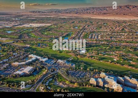 Vue aérienne sur les maisons, les parcours de golf et les clubs de campagne à Indian Wells, Californie, Etats-Unis Banque D'Images