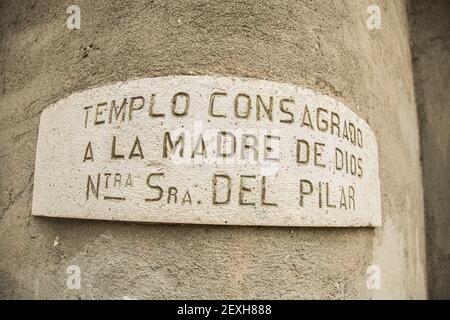 Justo Gallego Martínez, un résident de Mejorada del Campo, a commencé à construire une cathédrale sans aide en 1961, après avoir été expulsé du monastère cistercien de Santa María, à Soria, pour avoir été malade de la tuberculose. À partir de là, cet homme qui a maintenant plus de 88 ans continue de travailler jour après jour sur le rêve de terminer cette cathédrale dédiée à la Virgen del Pilar. Justo n'est pas un architecte ou un brickmayer, il n'a pas de formation liée à la construction, il n'y a pas de plans pour le travail, tout est dans sa tête (ou sur le terrain, où il dit qu'il dessine ses plans). Le Banque D'Images