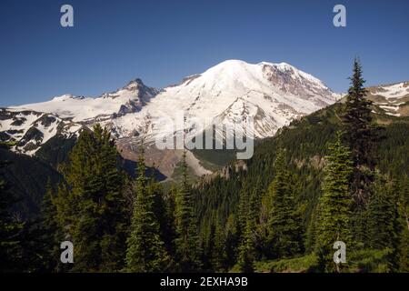 Trail High sur Burroughs Mountain Cascade Range Mt. Arrière-plan Rainier Banque D'Images