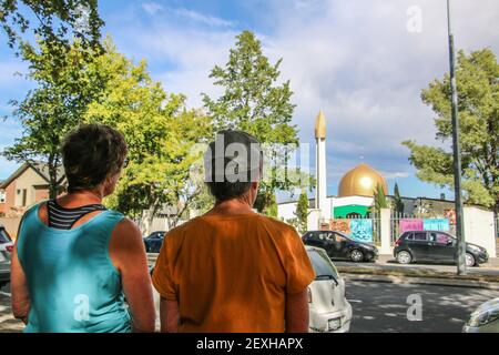 Christchurch, Nouvelle-Zélande. 05e mars 2021. Deux touristes de Christchurch se tiennent en face de la mosquée Al Noor, ils ont dit qu'ils ont été choqués d'entendre quelqu'un avoir des menaces de terreur folle à se faire sur la mosquée, Lors du prochain 15 mars, un homme de 27 ans a été remis en détention après avoir proféré des menaces terroristes d'utiliser des bombes automobiles pour faire exploser les mosquées lors du prochain 15 mars, anniversaire des attentats de 2019 qui ont tué 51 fidèles. Crédit : SOPA Images Limited/Alamy Live News Banque D'Images