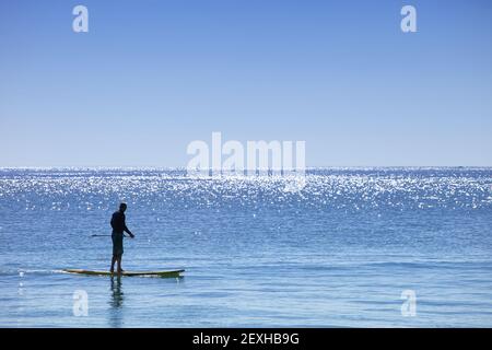 Paddle board à Hot Water Beach sur la péninsule de Coromandel Dans l'île du Nord de la Nouvelle-Zélande Banque D'Images