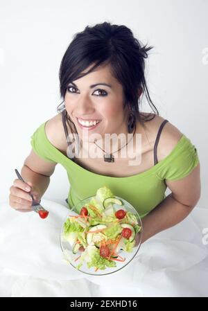 Brunette saine la femme mange des aliments frais salade déjeuner Banque D'Images