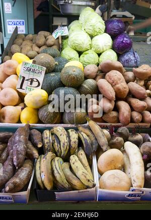 Yams squash pommes de terre Cabbage nourriture exposée au marché agricole Banque D'Images