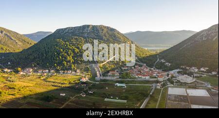 Tir de drone panoramique aérien de Ston avec Salt Pan In Ragusa près de Dubrovnik en Croatie lever du soleil le matin d'été Banque D'Images