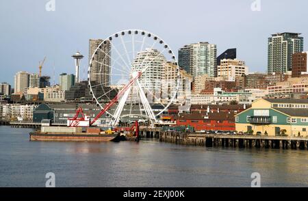 Waterfront Piers Dock Buildings Needris Wheel Seattle Elliott Bay Banque D'Images