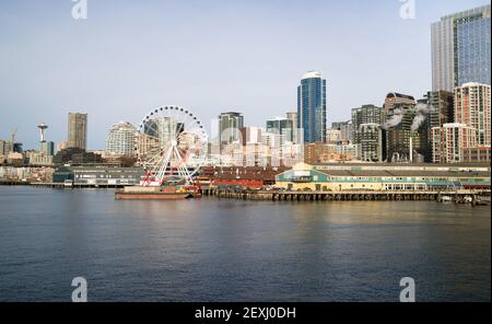 Waterfront Piers Dock Buildings Needris Wheel Seattle Elliott Bay Banque D'Images