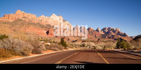 Deux voies l'autoroute au sud-ouest du Désert Voyages Paysage de l'Utah Banque D'Images