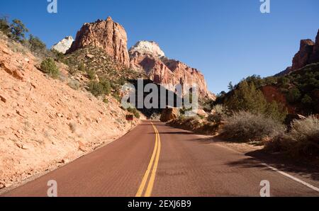 Route Sunrise High Mountain Buttes Zion National Park Desert Southwest Banque D'Images