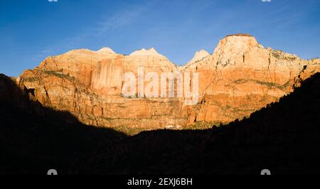 Sunrise Buttes de haute montagne du parc national de Zion au sud-ouest du désert Banque D'Images