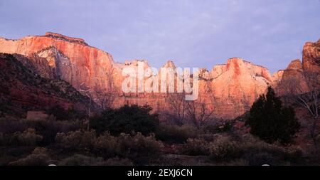 Sunrise Buttes de haute montagne du parc national de Zion au sud-ouest du désert Banque D'Images