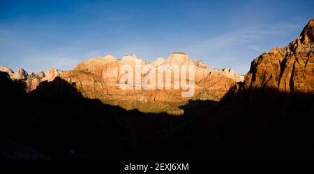 Sunrise Buttes de haute montagne du parc national de Zion au sud-ouest du désert Banque D'Images