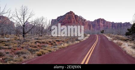 Route Sunrise High Mountain Buttes Zion National Park Desert Southwest Banque D'Images