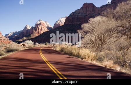 Route Sunrise High Mountain Buttes Zion National Park Desert Southwest Banque D'Images