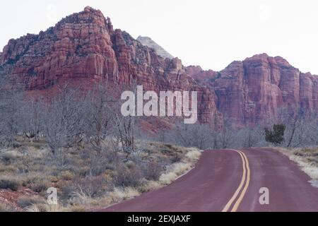 Route Sunrise High Mountain Buttes Zion National Park Desert Southwest Banque D'Images