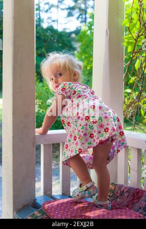 Jolie petite fille en robe d'été Banque D'Images