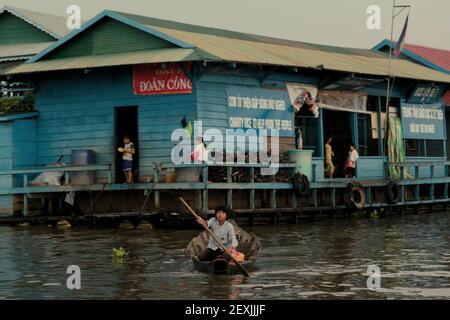 Un bateau à aubes pour enfants dans un bâtiment utilisé pour des activités caritatives et éducatives, exploité par une ONG et une communauté vietnamiennes sur le lac Tonle SAP au Cambodge. Banque D'Images