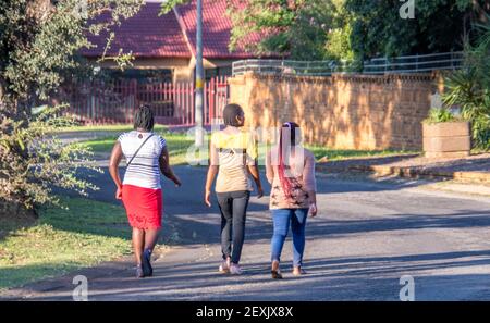 Johannesburg, Afrique du Sud - des travailleurs noirs non identifiés se promo au travail, les restrictions au confinement de la pandémie de Covid-19 étant assouplies Banque D'Images