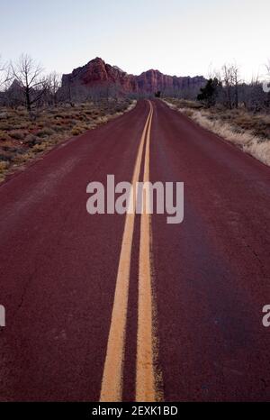 Route Sunrise High Mountain Buttes Zion National Park Desert Southwest Banque D'Images