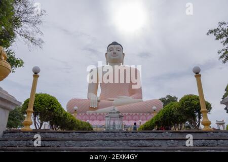 Vue sur la statue du Grand Bouddha à la Kande Temple de Vihara près de la plage de Bentota au Sri Lanka Banque D'Images