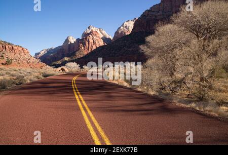 Route Sunrise High Mountain Buttes Zion National Park Desert Southwest Banque D'Images