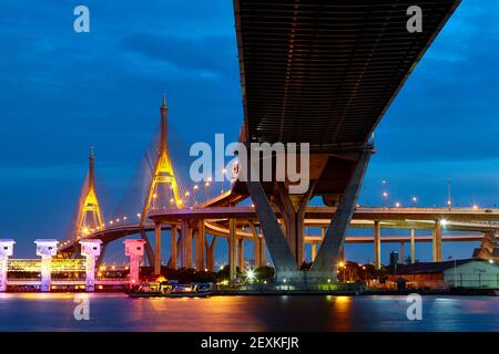 Pont Bhumibol. Un pont à double passage de câble traversant la rivière Chao Phraya, Bangkok, Thaïlande Banque D'Images