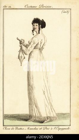 Femme vêtue de fléchettes espagnoles en traîneau et dos. Ses cheveux sont tressés avec deux boucles lâches. Elle tient un ventilateur et un sac de ridicule ou de cordon. Chou de Nattes, manches et dos a l'Espagnole. Gravure en plaque de coperplate de couleur main du Journal des Dames et des modes de Pierre de la Mesangère, Magazine des femmes et de la mode, Paris, an 12, octobre 1803. Illustrations de Carle Vernet, Jean-François Bosio, Dominique Bosio et Philibert Louis Debucourt, gravées par Pierre-Charles Baquoy. Banque D'Images