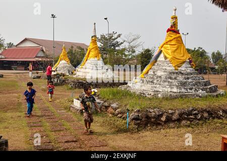 Les pagodes à trois pagodas Pass sur la frontière thaï/Myanmar, Kanchanaburi, Thaïlande. Le col a été la principale route terrestre entre l'Inde et le Sud Banque D'Images