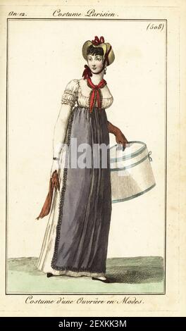 Femme travaillant dans l'industrie de la mode. Elle porte un chapeau de paille, un fichu, un tablier de tabrier sur une robe basse, et porte une boîte à chapeau. Costume d'une autre en modes. Gravure en plaque de coperplate de couleur main du Journal des Dames et des modes de Pierre de la Mesangère, Magazine des femmes et de la mode, Paris, an 12, novembre 1803. Illustrations de Carle Vernet, Jean-François Bosio, Dominique Bosio et Philibert Louis Debucourt, gravées par Pierre-Charles Baquoy. Banque D'Images