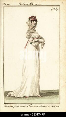 Femme dans un bonnet orné d'hortensias, Paris, 1804. Elle porte un col en entonnoir, une robe en mousseline avec des manches pincées. Capot avant orne d'Hortensia, dessus et dessous, Colerette en Entonnoir. Gravure en plaque de coperplate de couleur main du Journal des Dames et des modes de Pierre de la Mesangère, Magazine des femmes et de la mode, Paris, an 12, août 1804. Illustrations de Carle Vernet, Jean-François Bosio, Dominique Bosio et Philibert Louis Debucourt, gravées par Pierre-Charles Baquoy. Banque D'Images