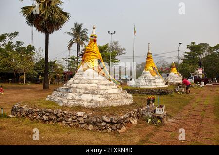 Les pagodes à trois pagodas Pass sur la frontière thaï/Myanmar, Kanchanaburi, Thaïlande. Le col a été la principale route terrestre entre l'Inde et le Sud Banque D'Images