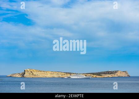 Ibiza, Espagne - 18 août 2014 : vue sur l'île de 'sa Conillera' en face de la plage de Cala Comte. Situé à l'extrémité ouest de l'île d'Ibi Banque D'Images