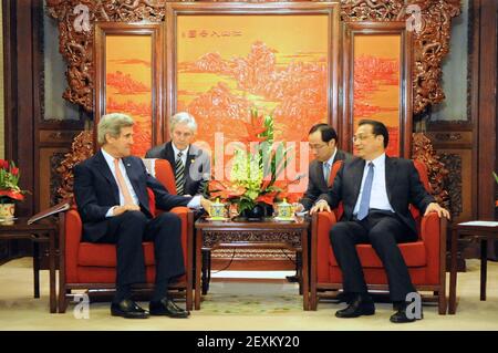 La première chinoise Li Keqiang accueille le secrétaire d'État américain John Kerry lors d'une réunion à la chambre violette de Ziguangge à l'enceinte de leadership de Zhongnanhai à Beijing, en Chine, le 14 février 2014. (Photo par le département d'État/Sipa USA)