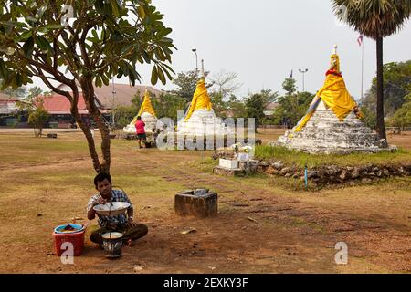 Les pagodes à trois pagodas Pass sur la frontière thaï/Myanmar, Kanchanaburi, Thaïlande. Le col a été la principale route terrestre entre l'Inde et le Sud Banque D'Images