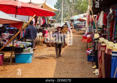 Le petit marché à trois pagodas Pass sur la frontière thaï/Myanmar, Kanchanaburi, Thaïlande. Le col a été la principale route terrestre entre l'Inde et S. Banque D'Images