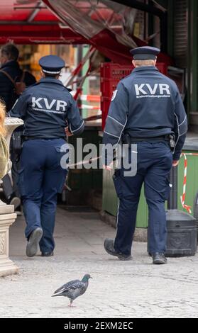 Munich, Allemagne. 03ème mars 2021. Les employés du Kreisverwaltungsreferat (KVR) traversent le Viktualienmarkt au cœur de la capitale bavaroise. Credit: Peter Kneffel/dpa/Alay Live News Banque D'Images