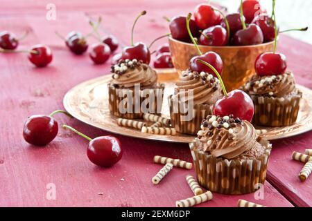 Petits gâteaux au chocolat avec cerises Banque D'Images