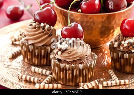 Petits gâteaux au chocolat avec cerises Banque D'Images