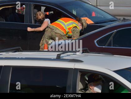 Los Angeles, États-Unis. 05e mars 2021. Le personnel militaire administre des tirs COVID-19 aux résidents locaux dans un site de vaccination de passage de la FEMA sur le campus de Cal State LA à Los Angeles le jeudi 4 mars 2021. La Californie commencera à envoyer 40 % de toutes les doses de vaccin aux quartiers les plus vulnérables de l'État pour tenter d'inoculer les personnes les plus à risque du coronavirus et d'ouvrir plus rapidement l'économie de l'État, Gov. Gavin Newsom a déclaré jeudi lors de la dernière secousse aux règles de l'État. Photo de Jim Ruymen/UPI crédit: UPI/Alay Live News Banque D'Images