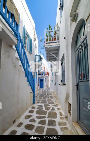 Rues pavées traditionnelles et étroites, belles ruelles de la ville grecque. Maisons blanchies à la chaux, pots de fleurs, balcons bleus, escaliers. Mykonos, Grèce Banque D'Images