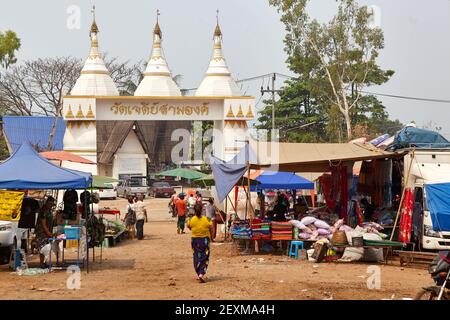 Le petit marché à trois pagodas Pass sur la frontière thaï/Myanmar, Kanchanaburi, Thaïlande. Le col a été la principale route terrestre entre l'Inde et S. Banque D'Images