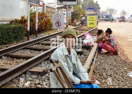 Un petit morceau de chemin de fer conservé comme rappel du chemin de fer japonais à trois pagodas Pass sur la frontière thaï/Myanmar, Kanchanaburi, Thailan Banque D'Images