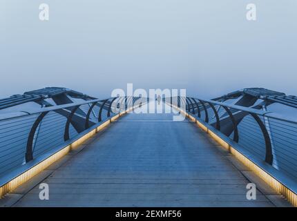 Millennium Bridge à Londres le matin d'une journée brumeuse Banque D'Images