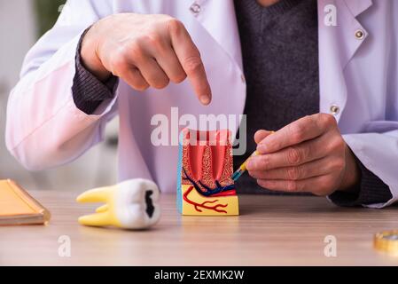 Ancien professeur de dentiste assis dans la salle de classe Banque D'Images