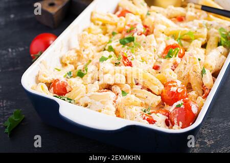 Fetapasta. Recette de pâtes à la mode de la Fêta virale faite de tomates cerises, de feta, d'ail et d'herbes dans un plat de cocotte. Banque D'Images