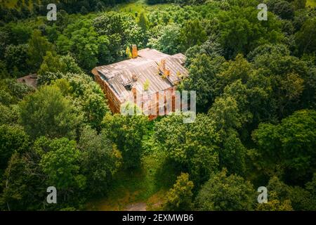 Dziemjanki, région de Gomel, Bélarus. Vue aérienne de la zone de réinstallation de Gerard Nicholas Tchernobyl, un manoir abandonné en ruine. Catastrophe de Tchernobyl Banque D'Images