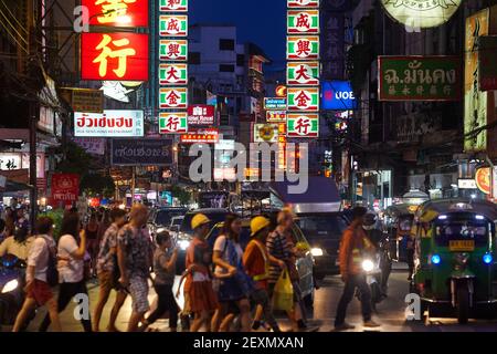 Heure de pointe à Yaowarat Road, au cœur du quartier chinois de Bangkok. Banque D'Images