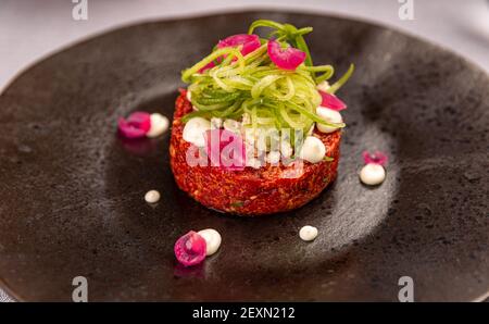 Steak tartare servi avec des nouilles au concombre et de l'oignon mariné mariné Banque D'Images