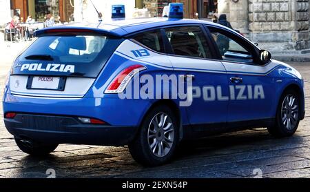 Voiture de Polizia italienne (police). La sécurité dans le centre historique de Bologne. Banque D'Images