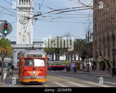 SAN FRANCISCO, CA, États-Unis- 17 FÉVRIER 2020 : gros plan d'une voiture de rue qui s'approche du bâtiment du ferry de san francisco en arrière-plan, dans le nord de la californie, aux états-unis Banque D'Images